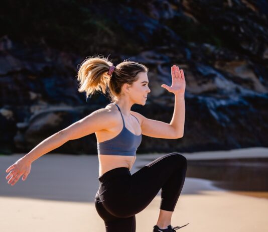 “마이크로 워크아웃, 바쁜 일상 속 건강 지키는 작은 습관” woman in black leggings and white sports bra