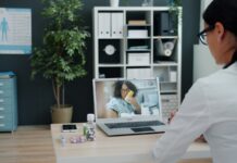 디지털 헬스케어, 기술과 건강의 만남: 안전하고 스마트한 건강 관리 비법 Doctor consulting patient via video call on laptop
