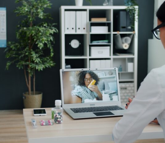 디지털 헬스케어, 기술과 건강의 만남: 안전하고 스마트한 건강 관리 비법 Doctor consulting patient via video call on laptop